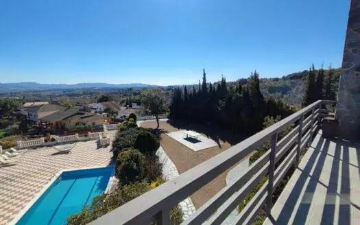 Stunning Villa with pool, basketball court & grounds