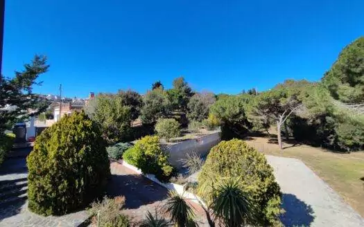 Stunning Villa with pool, basketball court & grounds