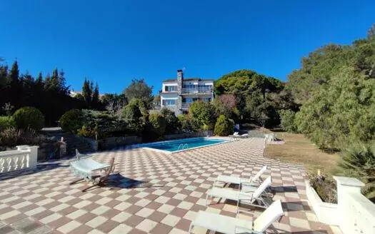 Stunning Villa with pool, basketball court & grounds